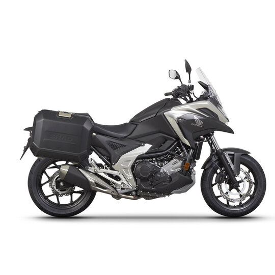 Kompletná sada bočných čiernych hliníkových kufrov SHAD TERRA BLACK , 47/47 litrov bočné kufre, vrátane montážnej sady SHAD HONDA NC 750 X 2021-