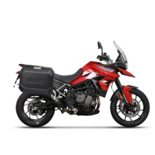 Kompletná sada bočných čiernych hliníkových kufrov SHAD TERRA BLACK , 36/47 l litrov, vrátane montážnej sady SHAD TRIUMPH Tiger 900